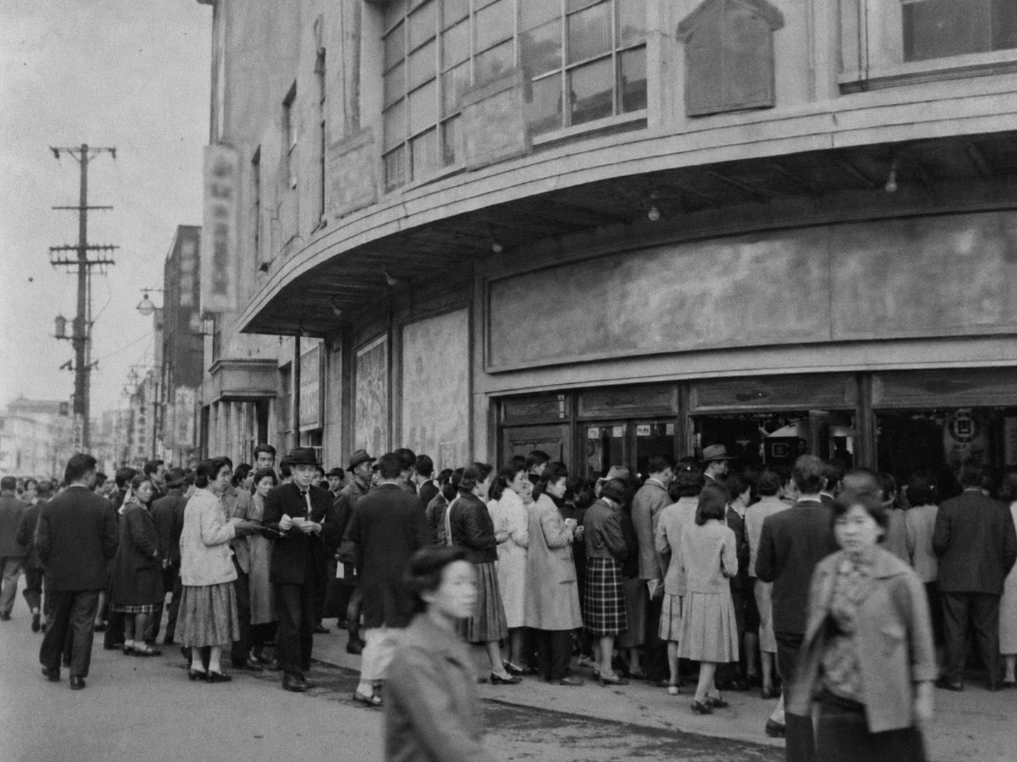 映画館に集まる人々の歴史写真