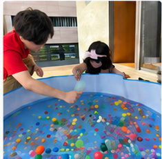 子ども向けプール遊びを案内するスタッフ